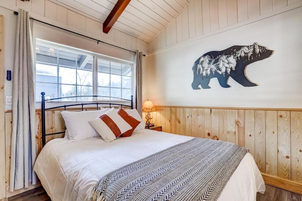 Studio Apartment with Queen Bed interior